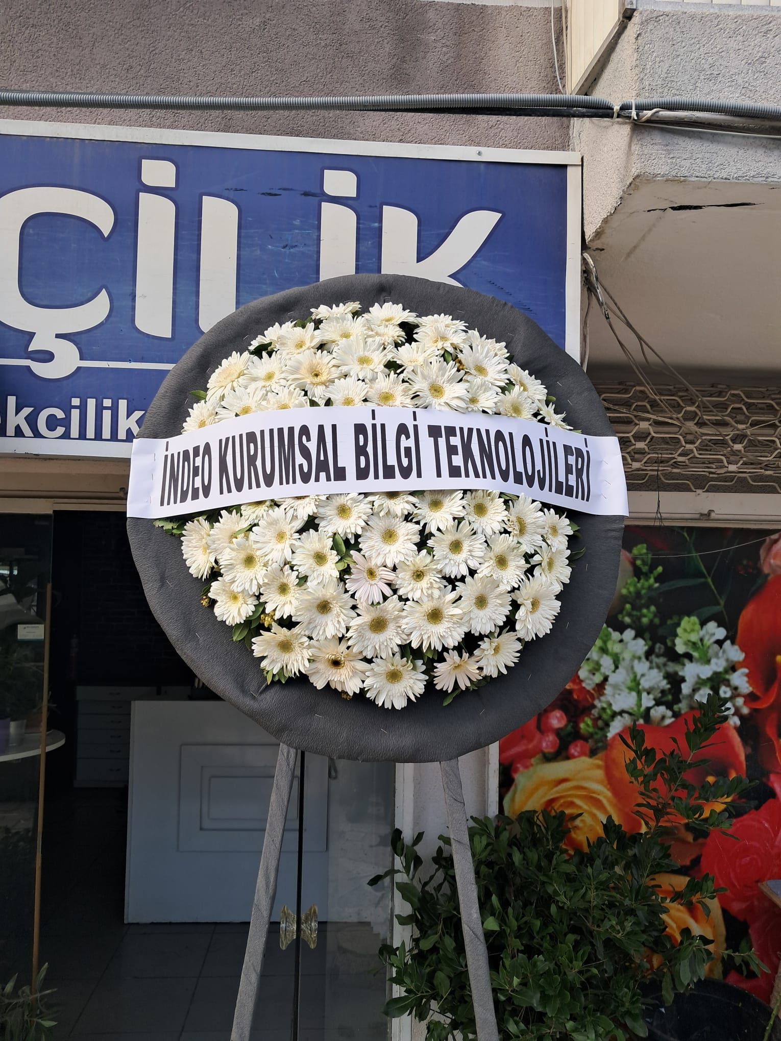 Çiğli Yuvarlak Canlı Model Beyaz Cenaze Çelenk