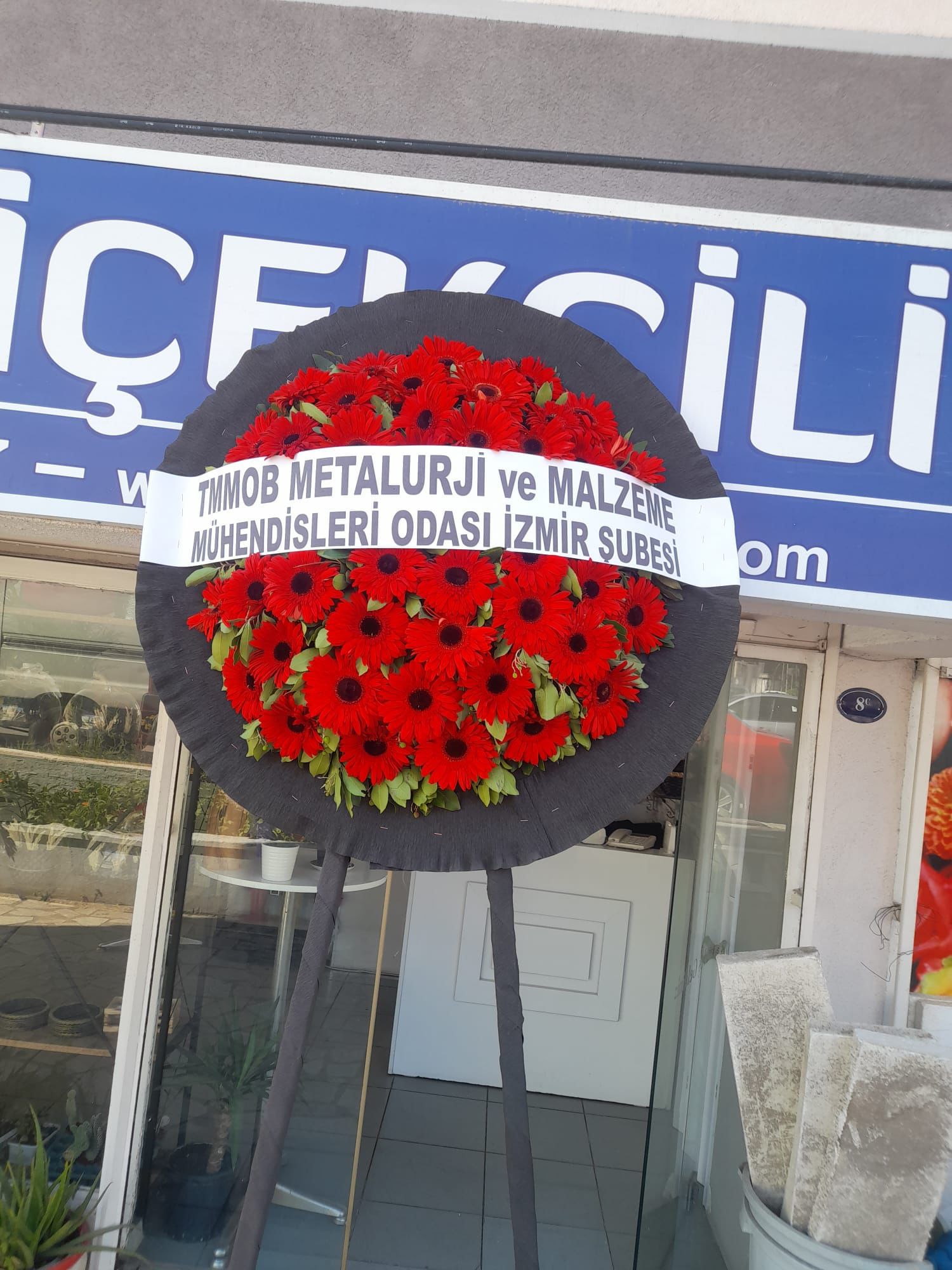 Çiğli Yuvarlak Model Canlı Kırmızı Cenaze Çelenk