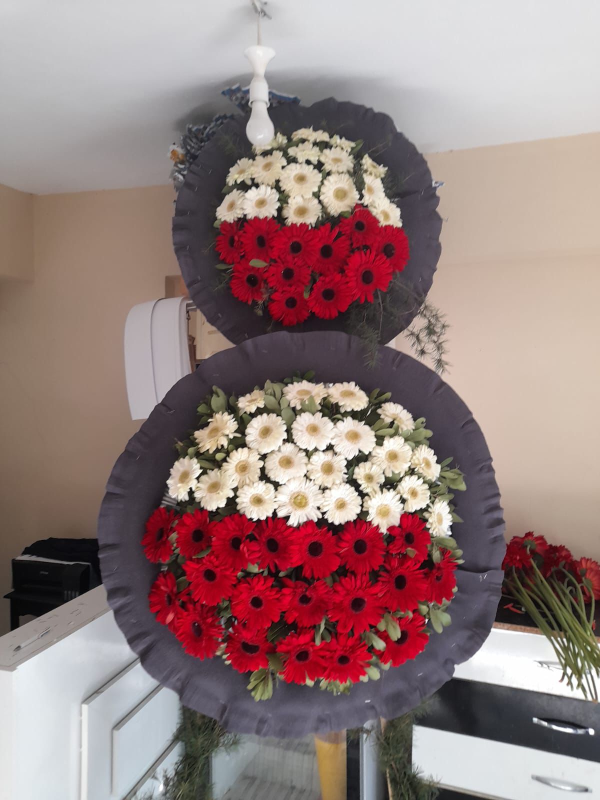 Çiğli Yuvarlak Çiftli Model Canlı Kırmızı Beyaz Cenaze Çelenk